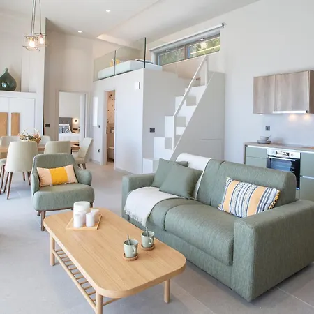 Villa Brand New High-end Solar
